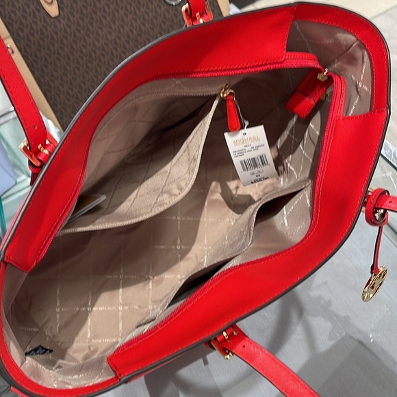 Michael Kors Gilly Large Drawstring Travel Leather Top Zip Tote
Bright Red
NWT - Picture 7 of 16